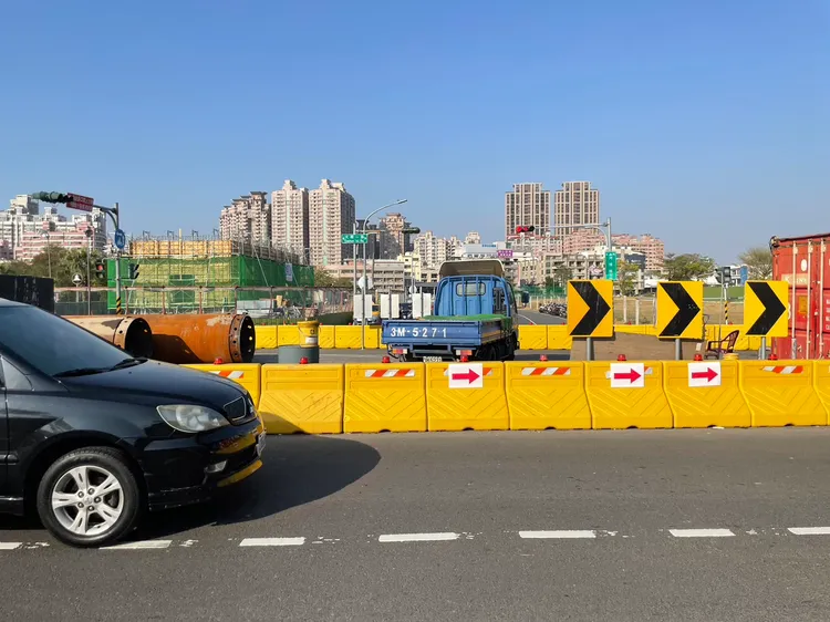 輕軌工程造成高雄大順路段交通壅塞。讀者提供