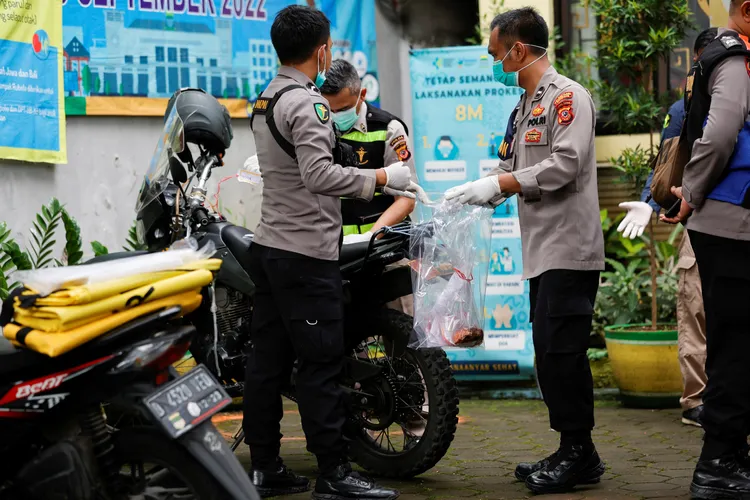 警方人員將相關證物裝袋。路透社