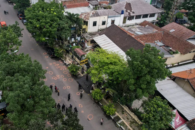 從空中鳥瞰案發現場，地面滿是警方鑑識人員採證時標註的印記。路透社