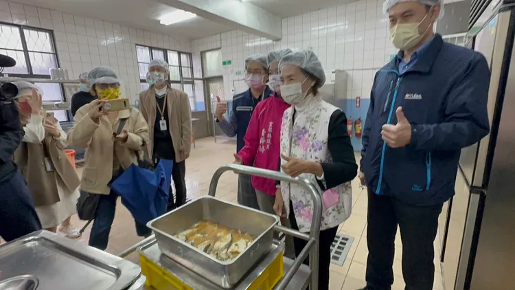 宜蘭縣長林姿妙今天前往岳明國中小訪視班班吃石斑情形。林泊志攝