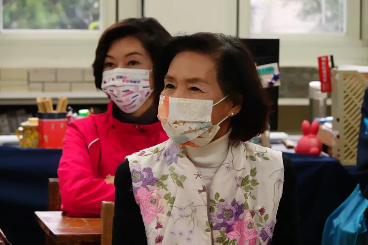 縣長林姿妙仔細聆聽學生說明吃魚方法與魚種，了解食魚教育內容。林泊志攝