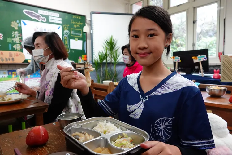 農委會推動「班班吃石斑」政策，宜蘭縣學童們今天終於吃到了。林泊志攝