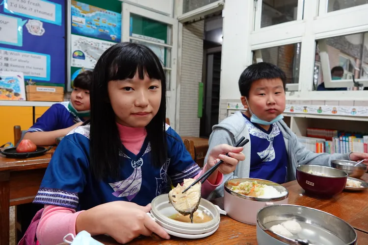 透過食魚教育，岳明國中小的學生們個個都是吃魚好手。林泊志攝