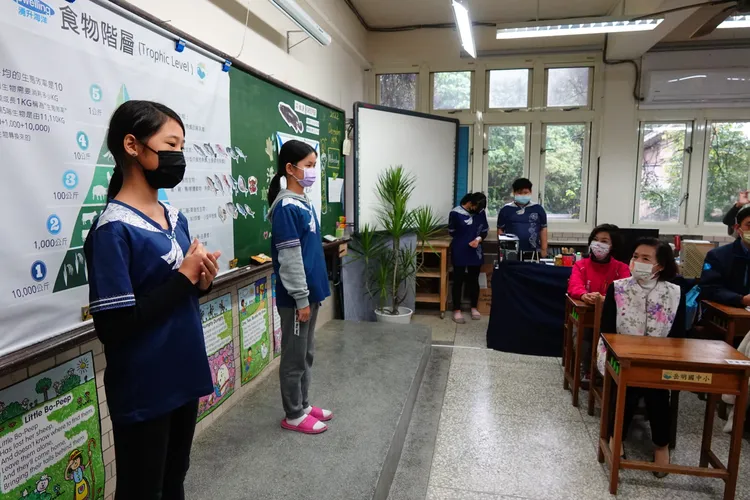 學童於用餐前進行食魚教育課程，了解吃魚的方法，與吃哪種魚可以達到海洋永續，縣長林姿妙也仔細聆聽。林泊志攝