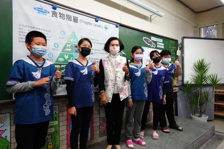 宜蘭縣長林姿妙前往岳明國中小了解「班班吃石斑」情形。林泊志攝