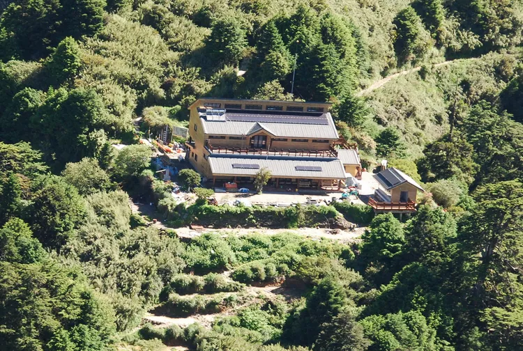 天池山莊海拔2860公尺，有伙食、廁所、衛浴、房間等設備，被譽為五星級山屋。南投林管處提供