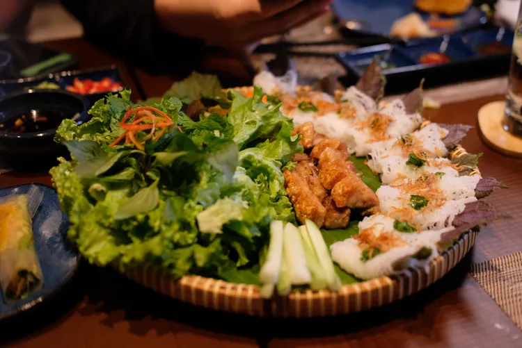 「越南烤豬肉」有著帶脆皮的五花肉燒腩，吃時可以以生菜包著搭左各式配料。葉盛耀攝