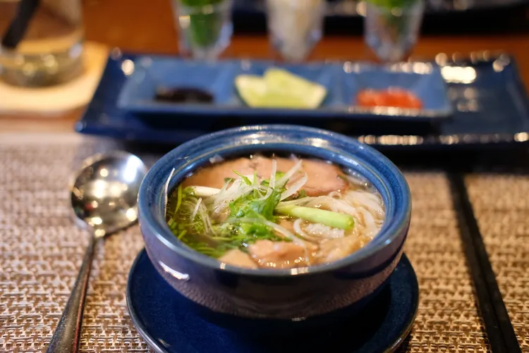 吃越南菜當然不能錯過河粉，「和牛牛肉河粉」有著鮮嫩牛肉與甘醇湯頭，以及Q軟河粉。葉盛耀攝