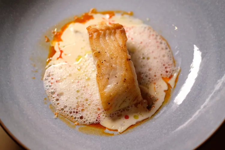 「油封鱈魚與下龍灣鮑魚」是道讓人驚喜的菜色，鱈魚處理的外酥內嫩，底下醬汁則相當鮮醇夠味。葉盛耀攝