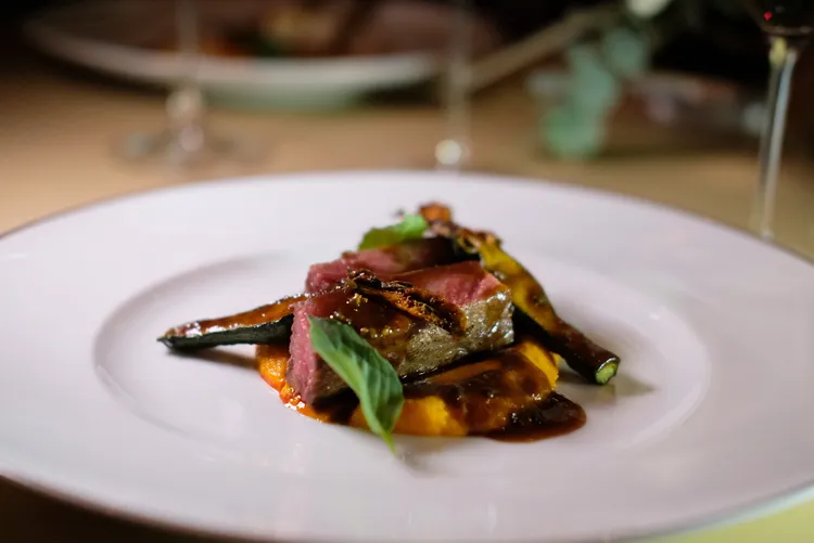 「炭烤A5和牛紐約客」是將煎烤好的和牛紐約客牛排又再煙燻過，風味更濃厚深沉。葉盛耀攝