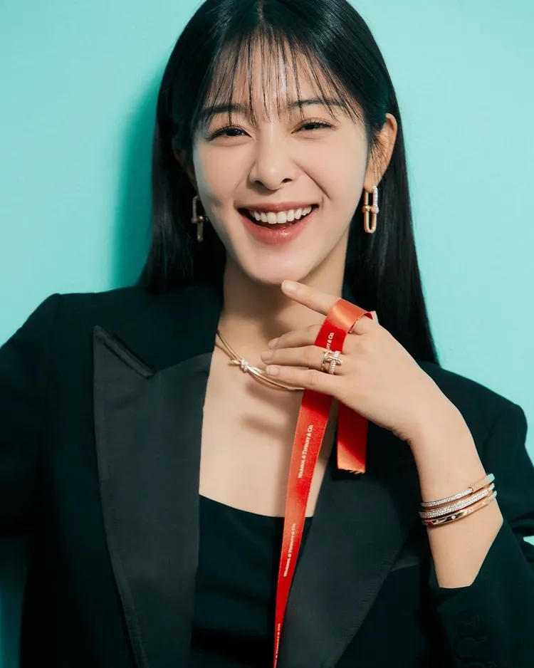 夯劇《社內相親》裡的最美女二薛仁雅，以甜美笑容搭配TIFFANY珠寶擄獲粉絲芳心。翻攝_seorina IG