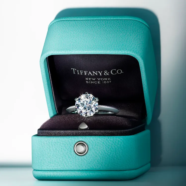 誕生於1886年的Tiffany Setting鉑金6爪鑽石戒指，見證了無數傳奇的愛情故事。品牌提供