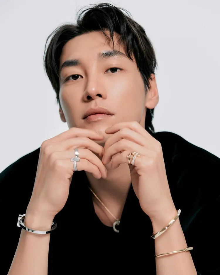 近期在Netflix影集《命定之人》中大放異彩的金英光，演繹起TIFFANY珠寶眼神電力十足。翻攝aksakfn12 IG