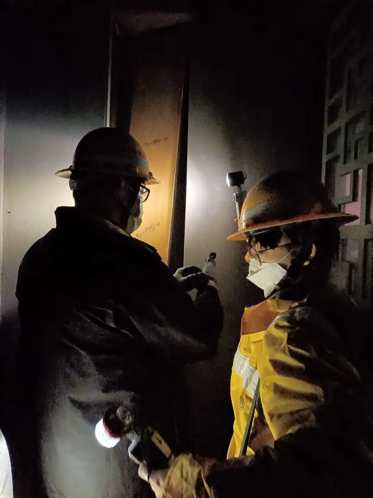 新北市新店工業區違規營業視聽歌唱業，市府執行斷電。新北市府提供