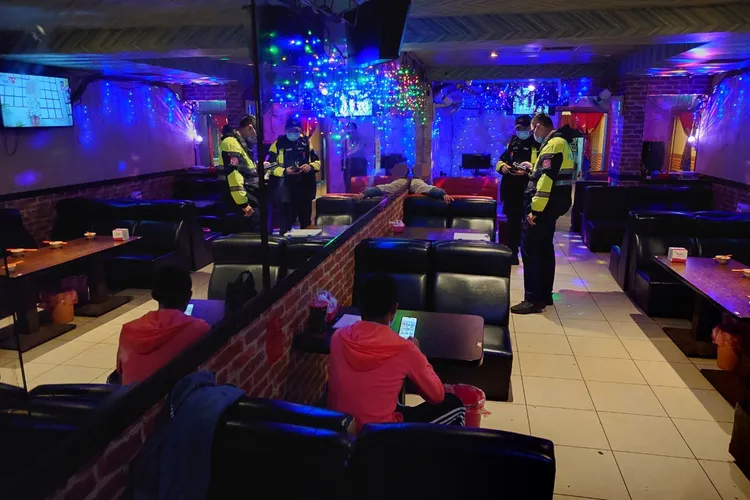 新北市新店工業區違規營業視聽歌唱業，店內違規營業情形。新北市府提供