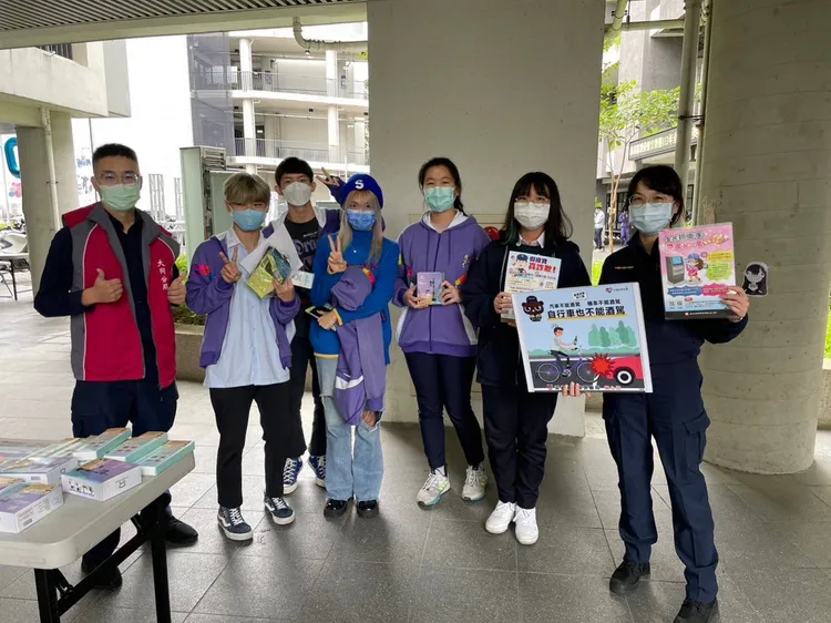 大同分局藉由明倫高中舉辦校慶活動機會，加強宣導學生遵守「行人安全」觀念。翻攝畫面