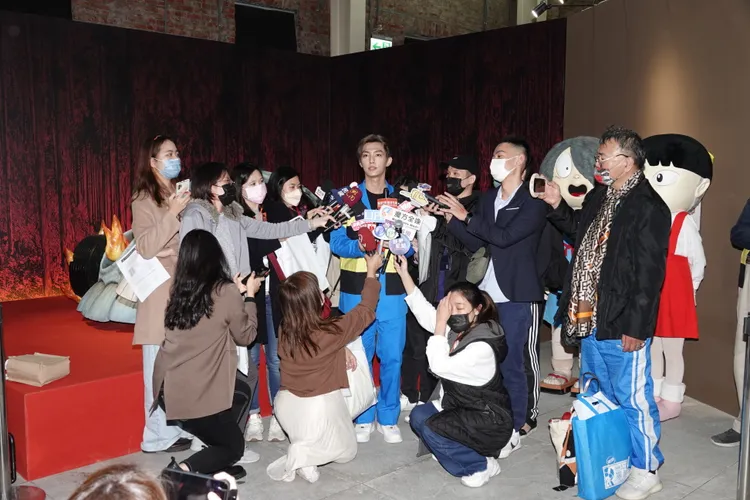 炎亞綸（中）從年初工作到年底。陳德興攝