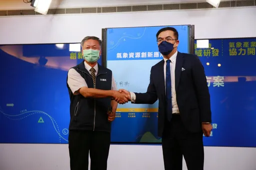 冷氣團引爆氣象戰？彭啟明曬「與鄭明典握手照」揭新制四大問題