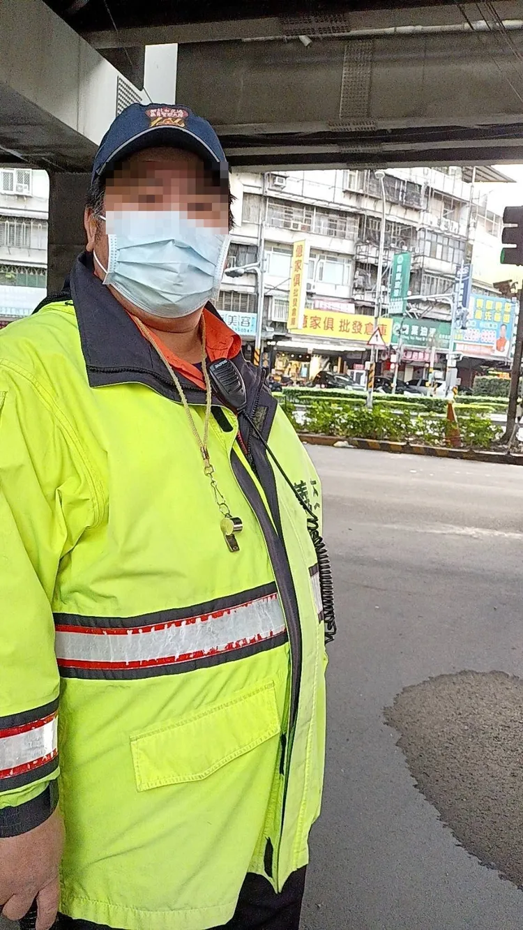 值勤過世的義交夏啟華身後留下老母親、家管的妻子及年僅10歲的女兒，家庭頓失經濟依靠，期盼社會各界善心人士慷慨解囊相助。警方提供