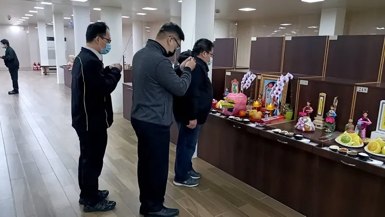 中和分局長李建廣帶著同仁前往靈前上香表示哀悼。警方提供