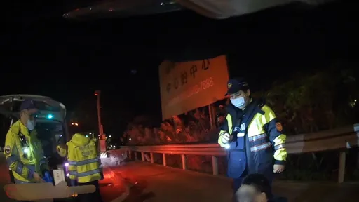 保全深夜推車找加油站又舊疾復發 堅持上班!龜山警勸不過只好買油送暖
