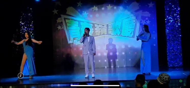 方順吉搖身一變成為歌廳老闆。方順吉提供