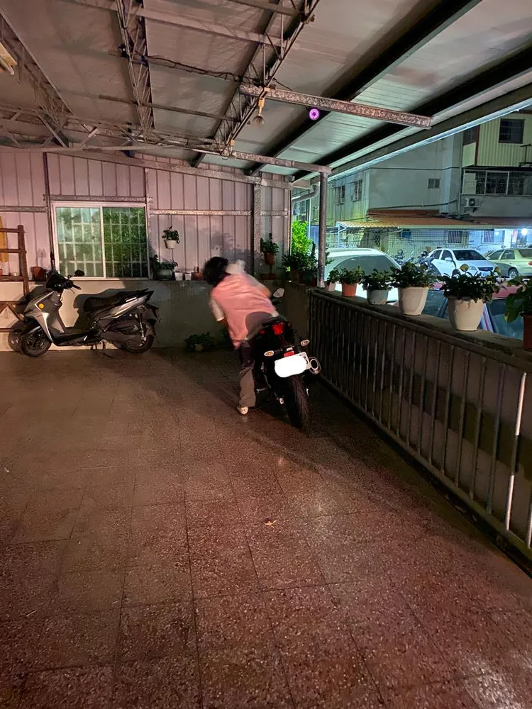 男網友看到他媽媽偷騎他的檔車。翻攝爆怨公社