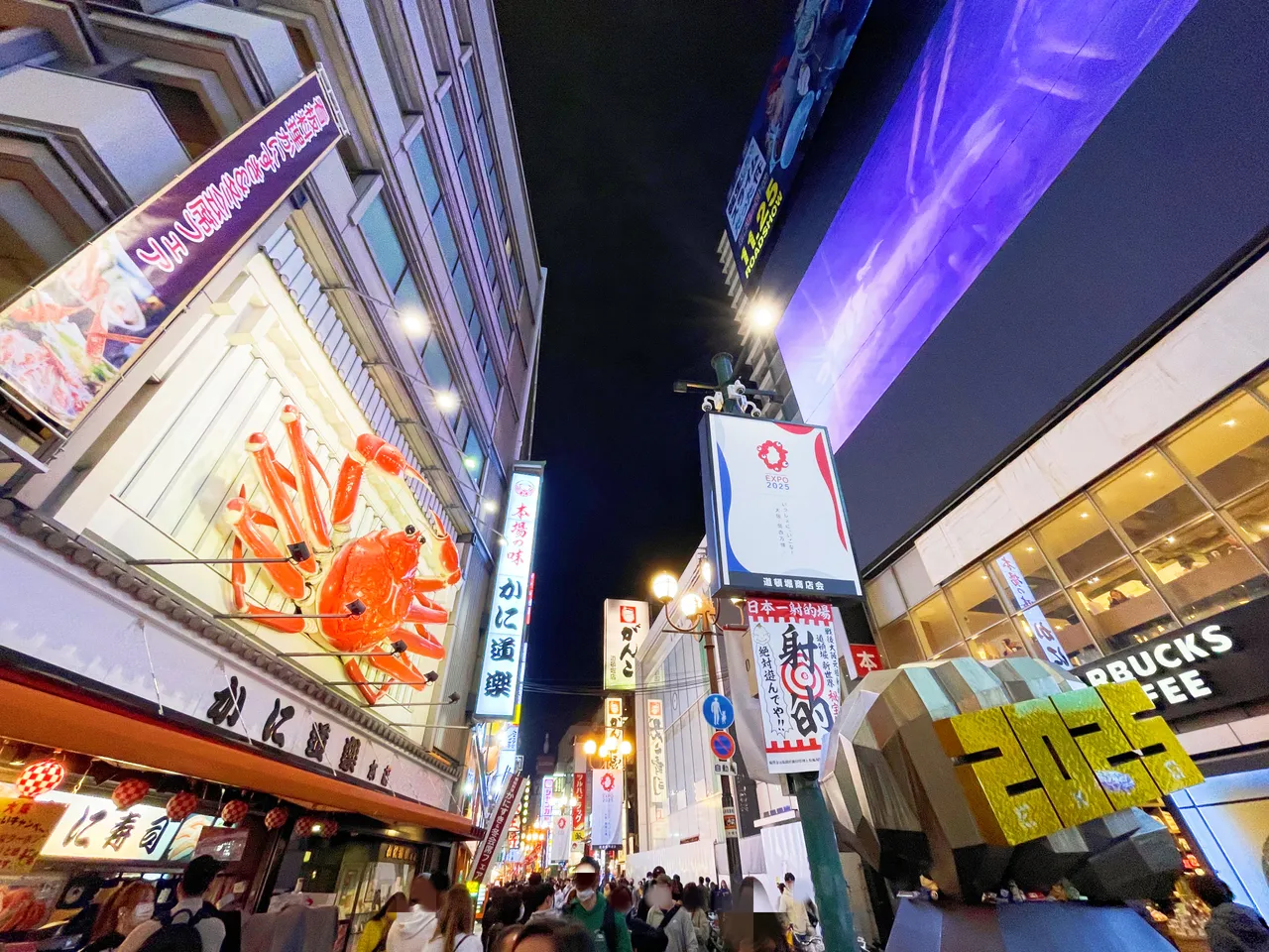 記者於今年11月底造訪同個街區,發現店家幾乎已滿血回歸。黃盈甄攝