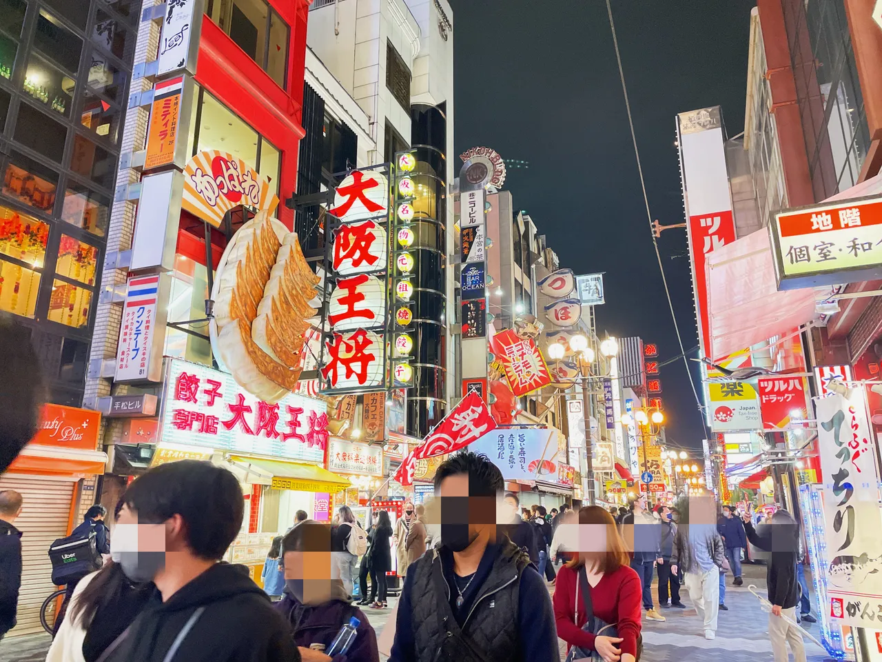 11月底的道頓堀人潮雖還不若疫情前的摩肩擦踵,但人氣店家幾乎都需要排隊。黃盈甄攝