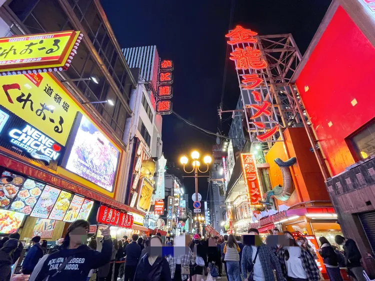 道頓堀美食街人潮滿滿。黃盈甄攝