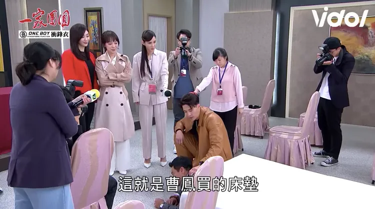 龍語申將床墊壓在林佑星身上。翻攝Vidol TV YouTube