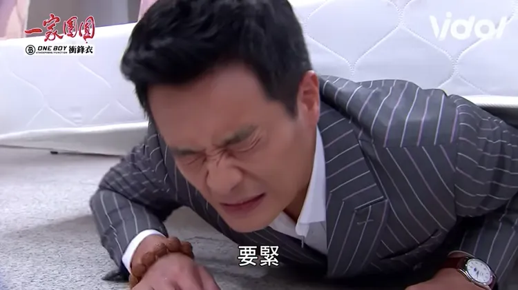 林佑星被床墊壓在地上。翻攝Vidol TV YouTube