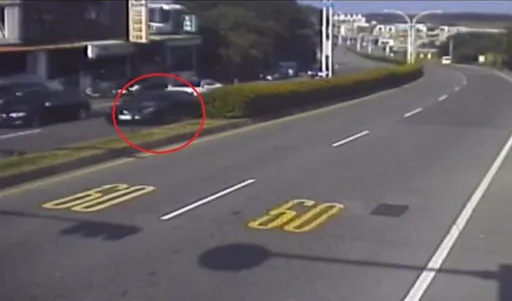 小巴駕駛慘啦！車底備胎脫落掉路中　賓士男不慎輾過險翻車