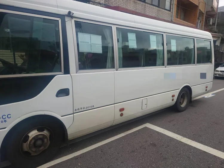 掉落備胎的小巴士。淡水警分局提供