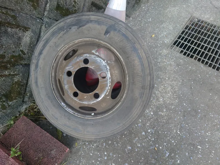險些釀成事故的備胎。淡水警分局提供