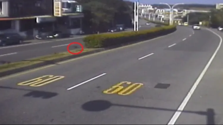 巴士行經該路段後掉落備胎(紅圈處)。淡水警分局提供