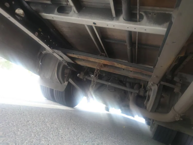 原本放置在巴士車底的備胎脫落。淡水警分局提供