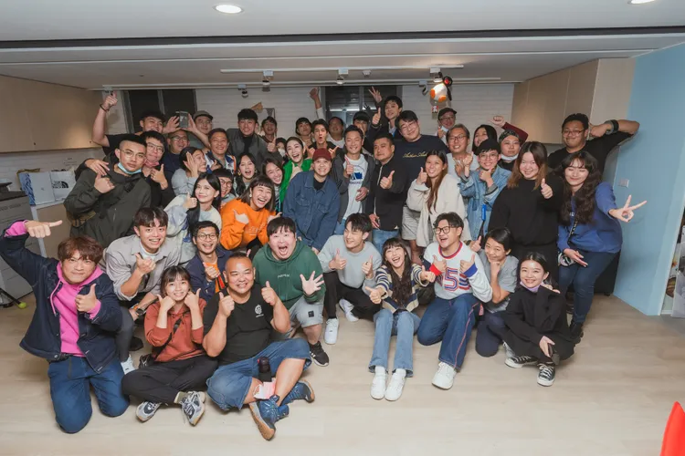 演員群殺青非常不捨。TVBS提供