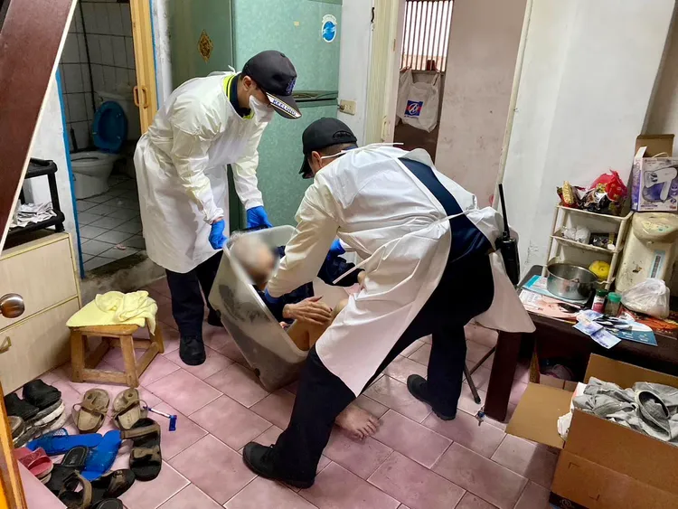 老翁卡在家中收納箱，救護人員破門後將他救出。翻攝畫面