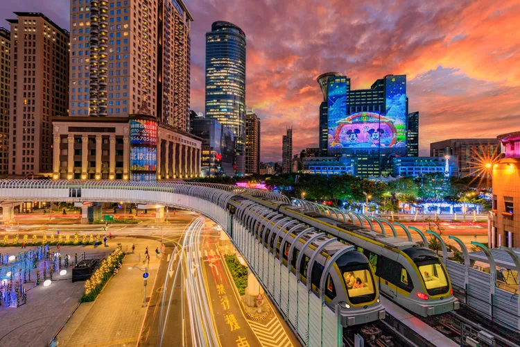 參加新北歡樂耶誕城可以多多利用大眾運輸，搭高鐵、台鐵、捷運、公車等都非常方便。新北觀旅局提供