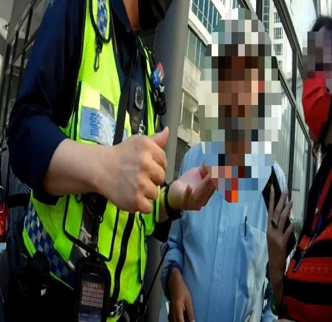 警員和行員向老翁解釋，他遇到愛情詐騙老梗。讀者提供