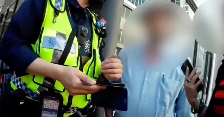 員警檢視老翁的手機訊息。讀者提供