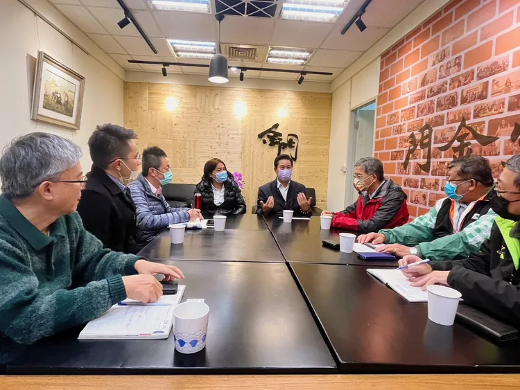 陳福海與陳玉珍盼望高公局能解決金門大橋上汽機車行駛同一車道的安全性疑慮。金門縣政府提供