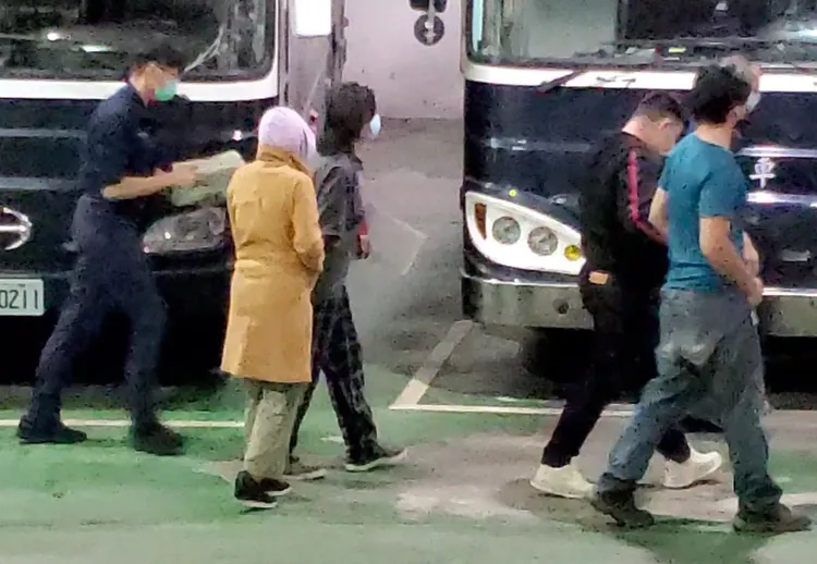 王女刻意背對鏡頭。呂志明攝