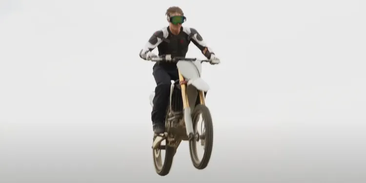 他練習了13000次騎重機跳躍。翻攝幕後花絮