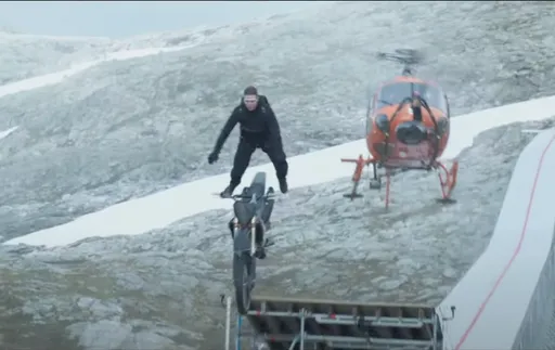 阿湯哥跳傘500次、騎重機跳躍1.3萬次　拍出《不可能的任務7》影史最危險特技