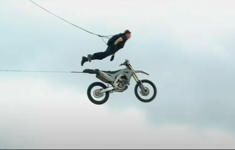 阿湯哥每次演出特技都親自上陣。翻攝幕後花絮