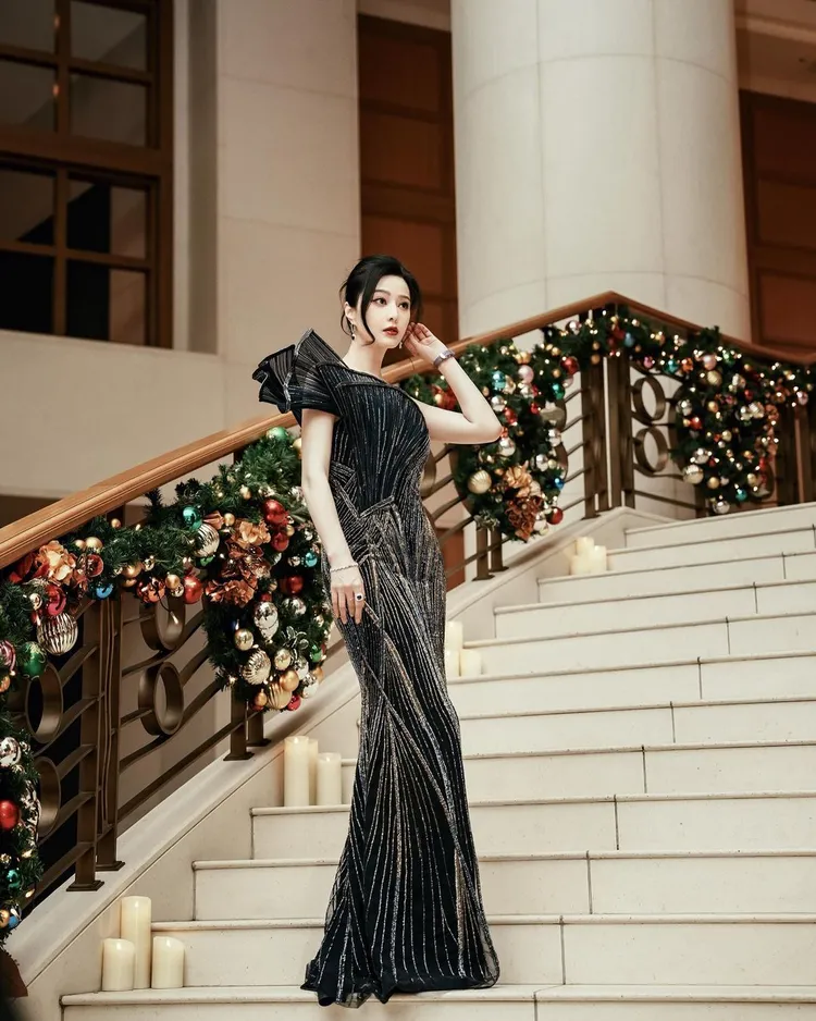 范冰冰此套禮服出自印度設計師品牌Gaurav Gupta。翻攝bingbing_fan IG