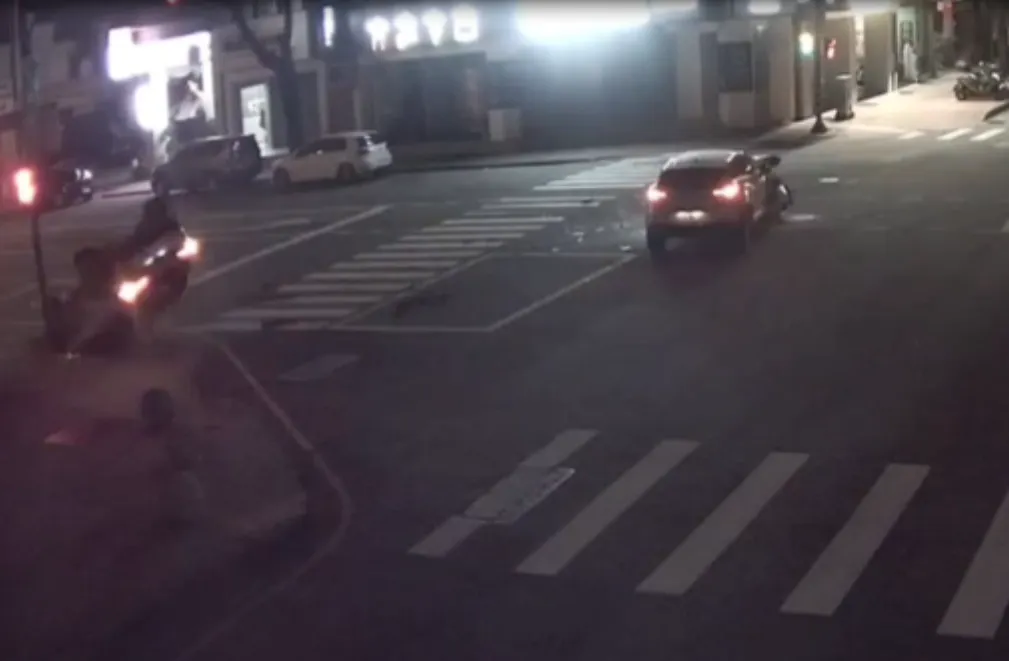 計程車噴飛側翻人行道旁,休旅車則呈現180度轉向。讀者提供