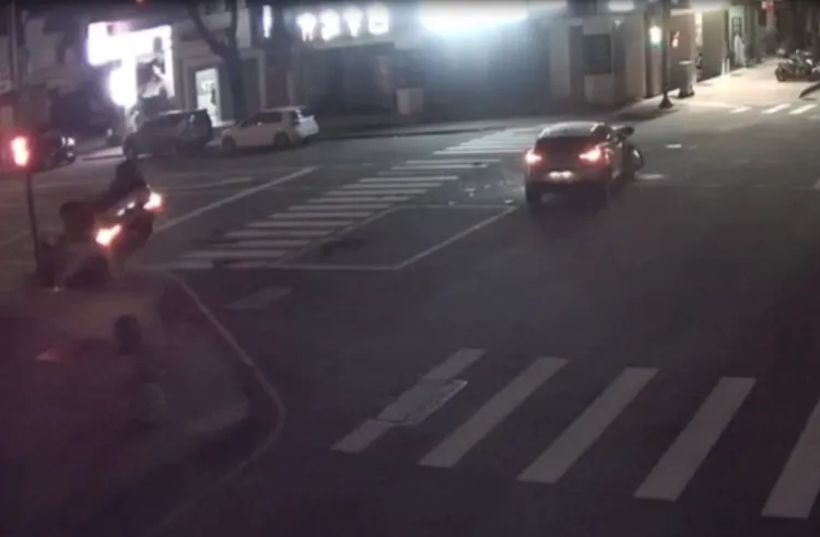 計程車噴飛側翻人行道旁，休旅車則呈現180度轉向。讀者提供